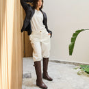 La Bota Glow eleva cualquier look con su estilo moderno y distinguido. Confeccionada en 100% cuero, presenta una caña alta con cierre lateral que asegura un calce cómodo y práctico. Su base de goma antideslizante y taco firme ofrecen estabilidad y confort. Ideal para sumar un toque sofisticado y casual a tus días.