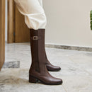 La Bota Glow eleva cualquier look con su estilo moderno y distinguido. Confeccionada en 100% cuero, presenta una caña alta con cierre lateral que asegura un calce cómodo y práctico. Su base de goma antideslizante y taco firme ofrecen estabilidad y confort. Ideal para sumar un toque sofisticado y casual a tus días.