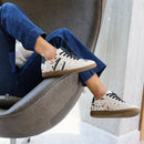 La Zapatilla Soho es la mezcla perfecta entre estilo y comodidad. Confeccionada en 100% cuero y con interior de tela, ofrece una sensación suave y ligera en cada paso. Su base de goma antideslizante garantiza seguridad y estabilidad, mientras que la plantilla removible aporta practicidad y confort personalizado. De espíritu casual y moderno, es ideal para quienes buscan un look relajado sin perder el toque urbano y sofisticado.